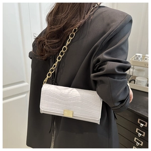 Détail du sac blanc à motif pierre avec chaîne dorée et fermoir métallique élégant