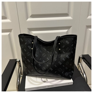 Détail du grand sac cabas noir avec motif ours et rivets dorés élégants