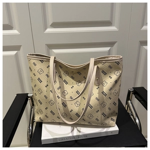 Détail du grand sac cabas en similicuir beige avec imprimé ours et fines bandoulières