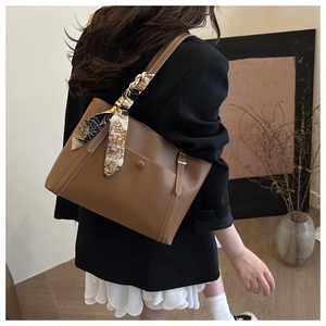 Détail du sac cabas en cuir PU marron avec foulard en soie et boucle métallique