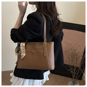 Borsa tote in pelle marrone con foulard in seta decorativo e cuciture bianche a contrasto
