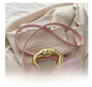 Detailansicht der rosa Handtasche mit glitzernder Klappe und goldenem Griff