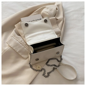 Vue détaillée de l'intérieur d'un sac blanc à motif crocodile montrant sa capacité
