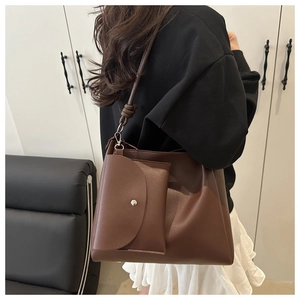Dettaglio della grande borsa tote marrone caffè con pochette in similpelle opaca