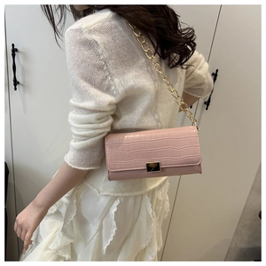 Détails du sac rose à texture pierre avec bandoulière chaîne dorée et boucle chic