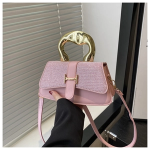 Detail der rosa Strass-Handtasche mit goldenem Griff und metallischer H-Schnalle