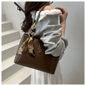 Sac cabas en cuir marron avec foulard en soie imprimé et surpiqûres blanches contrastées