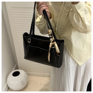 Détail du sac cabas en PU noir avec surpiqûres blanches et foulard à motif chaîne