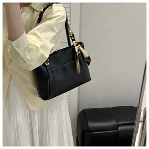 Détail du grand sac cabas noir en cuir PU avec coutures contrastées et foulard en soie