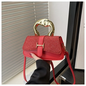 Detail der roten Paillettenhandtasche mit goldenem Metallgriff und H-Verschluss