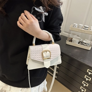 Sac à bandoulière blanc crème rétro avec rabat tissé et grande boucle dorée