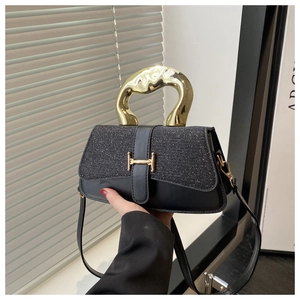 Detailaufnahme der schwarzen Paillettentasche mit goldenem Verschluss und Metallgriff