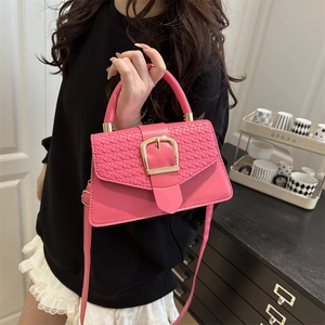 Sac à main rose en cuir tressé pour femme avec grande boucle dorée et bandoulière