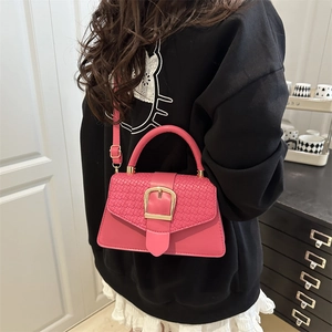 Sac à main rétro rose en cuir tressé avec boucle dorée en fer à cheval
