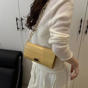 Sac bandoulière minimaliste jaune clair à motif pierre avec chaîne dorée pour femme