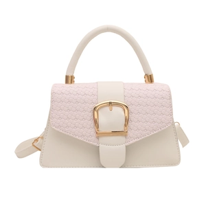 Petit sac carré crème rétro avec texture tissée et boucle dorée en forme de U