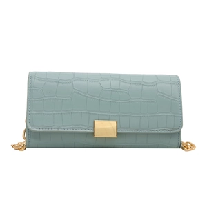 Sac à bandoulière bleu clair à texture pierre avec boucle dorée et bandoulière chaîne