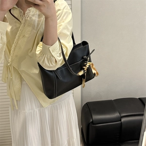 Sac fourre-tout noir en cuir PU avec surpiqûres blanches et détail foulard en soie jaune