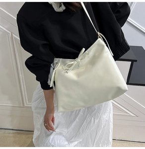 Fashionable cream tote bag with large capacity and decorative 3D bow detail