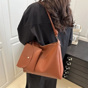 Borsa tote grande marrone in similpelle con tracolla annodata e astuccio abbinato