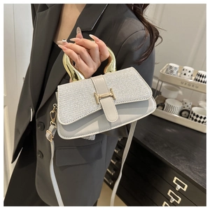 Detailansicht der Glitzer-Tasche mit U-förmigem Goldgriff und H-Verschluss