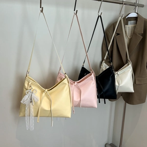 Ensemble de sacs cabas minimalistes en cuir jaune, rose, noir et blanc avec nœud en dentelle