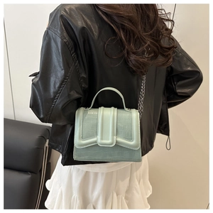 Détail du sac bandoulière vert menthe effet crocodile avec bandoulière en chaîne