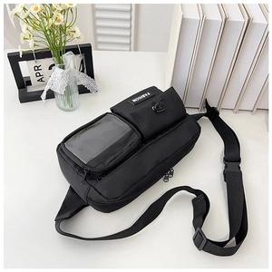 Détail du sac de poitrine noir avec compartiments zippés et poche transparente