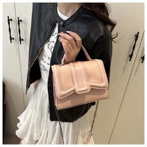 Détail du sac à main rose gaufré crocodile avec bandoulière chaîne pour femme