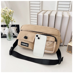 Détail du sac bandoulière en nylon kaki avec fenêtre transparente et patch mode