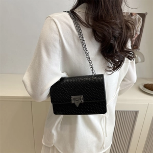 Black crocodile-patterned crossbody bag with chain strap and triangular metal buckle