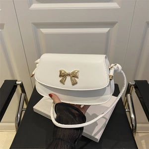 Sac bandoulière rétro en cuir blanc avec fermoir nœud doré et détails de sangle nouée