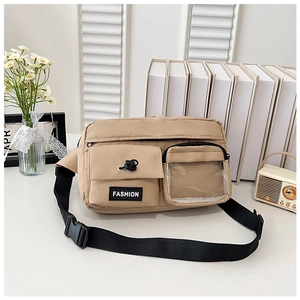 Détail du sac bandoulière en nylon kaki avec poche PVC et large sangle réglable