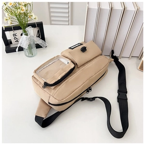 Vue détaillée du sac bandoulière kaki avec plusieurs poches et fenêtre transparente