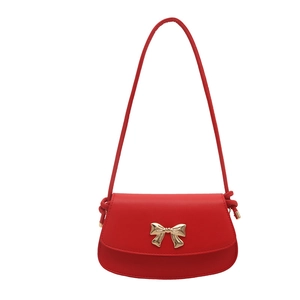 Sac à bandoulière minimaliste en cuir rouge avec boucle noeud doré et lanière nouée chic