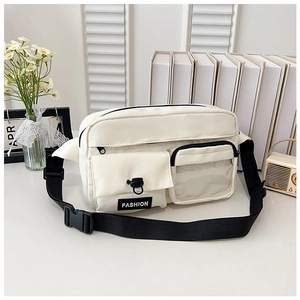 Vue détaillée du sac bandoulière beige avec design multi-poches et compartiment transparent