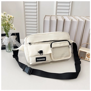 Détail d'un sac bandoulière crème avec fenêtre PVC transparente et étiquette de mode