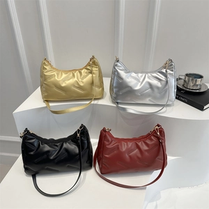 Minimalistische gesteppte Halbmondtaschen in Gold, Silber, Schwarz und Weinrot