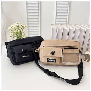 Détail de sacs bandoulière tendance noir et beige montrant fenêtre PVC et poche latérale