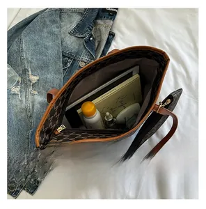 Vue intérieure du grand sac cabas montrant l'espace pour tablette, livres et cosmétiques