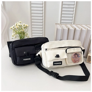 Détail de sacs bandoulière en nylon imperméable noir et blanc avec poches et fenêtres