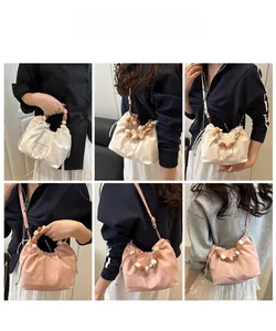 Détails du sac seau à poignée perlée avec fermeture à cordon et bandoulière réglable