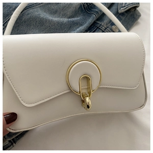 Détail du sac bandoulière blanc avec fermoir en métal doré et surpiqûres élégantes