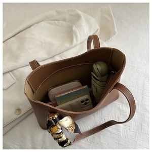 Vue intérieure d'un sac cabas marron montrant sa grande capacité et sa poche zippée interne