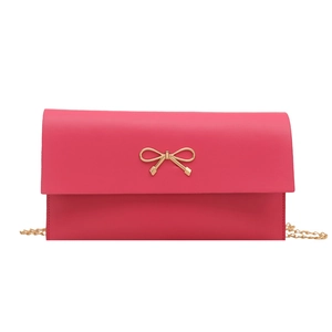 Sac bandoulière enveloppe rose rouge avec fermoir nœud doré et bandoulière chaîne
