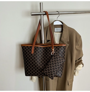 Détail du sac cabas marron foncé avec motif M et petite pochette assortie