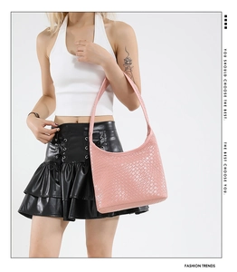 Detail showing pink woven leather texture and Intrecciato craft on a hobo shoulder bag
