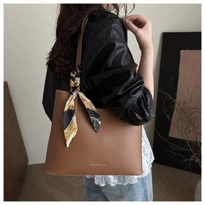 Sac fourre-tout en cuir marron avec foulard décoratif et détail Fashion & Bags