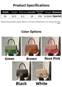 Détails du sac bandoulière en paille et cuir avec fermoir métallique doré emblématique