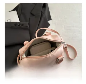 Vue de dessus de l'intérieur du sac en nylon rose avec espace pour portefeuille